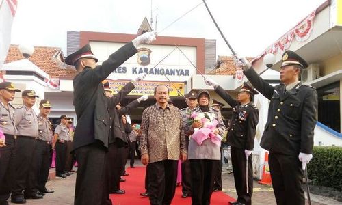 Purna Tugas, 4 Anggota Polres Karanganyar Dilepas dengan Pedang Pora