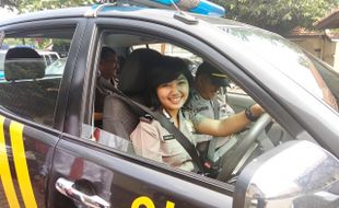 Perkenalkan, Polwan Cantik di Mobil Patroli Polsek Karanganyar