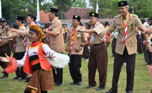 HARI PRAMUKA : Tanam 9.999 Tunas Kelapa, Bedah 60 Rumah, Hingga Menari Bersama