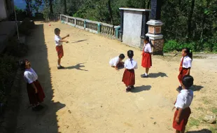 PENDIDIKAN PACITAN : Berada di Tengah Hutan, SD Ini Hanya Miliki Selusin Siswa