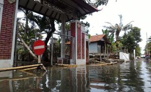 BANJIR SOLO : Tergenang, Taman Cerdas Gandekan Libur