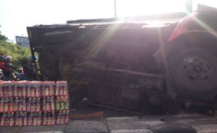 KECELAKAAN SEMARANG : Foto-Foto Truk Coca Cola Guling di Perempatan Tol Bawen Pagi Ini