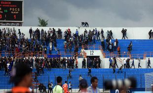 FOTO  ISC B 2016 : Begini Suasana Kericuhan Antarpendukung PSIM Jogja