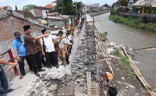 PILKADA JOGJA : Heroe Blusukan di Kali Code Sendiri Tanpa Haryadi