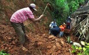 FOTO BENCANA TEMANGGUNG : Repotnya Warga Akibat Tanah Longsor