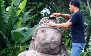 FOTO CAGAR BUDAYA SEMARANG : Lumut Arca Ganesa Bergas Dibersihkan