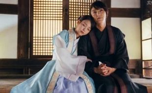 DRAMA KOREA : SBS Rilis Foto Romantis Lee Joon Gi dan IU di Scarlet Heart