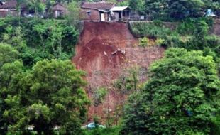 LONGSOR SRAGEN : Tebing Longsor Timpa Rumah dan Tutup Jalan di Sambirejo