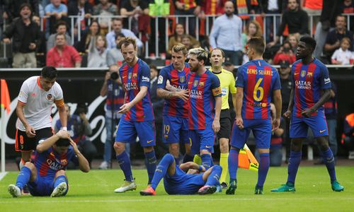 VALENCIA VS BARCELONA : Insiden Lempar Botol Hingga Kuaci