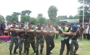 Atraksi Bambu Gila Meriahkan Peringatan Hari Santri di Sukoharjo