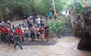 BANJIR WONOGIRI : Pohon Besar Tumbang Saat Banjir, Eromoko Masih Tergenang