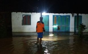 BANJIR WONOGIRI : Sungai Karangturi Meluap, Jalan dan Rumah Warga Kebanjiran