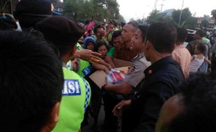 Jokowi Bagikan Buku Tulis, Jalan Solo-Sragen Macet