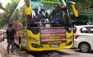 INFO TERKINI : Bus Pariwisata Terperosok Saluran Limbah di Balai Kota