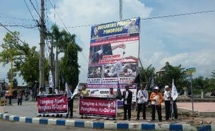 UNJUK RASA PONOROGO : Belasan Anggota HTI Ikut Memprotes Ahok