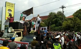 UNJUK RASA SOLO : Ratusan Orang Demo di Mapolresta, Jl. Adisucipto Ditutup