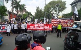 DEMO SEMARANG :  Minta Ahok Diusut Polisi, HTI Unjuk Rasa di Bundaran Jl. Pahlawan