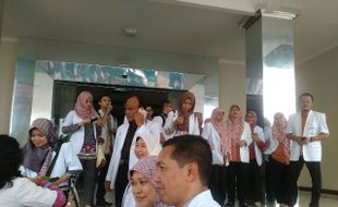 UNJUK RASA PONOROGO : Tolak Program DLP, Puluhan Dokter Demo di Kantor Dinkes Ponorogo