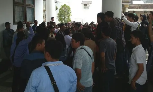 DEMO PONOROGO : Tak Ditemui Anggota Dewan, Ratusan PKL Kecewa