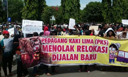 DEMO PONOROGO : Kukuh Tolak Relokasi, Ratusan PKL Berunjuk Rasa Lagi di DPRD