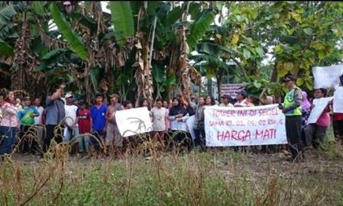 UNJUK RASA KARANGANYAR : Warga Gedongan Tuntut Pembongkaran Tower