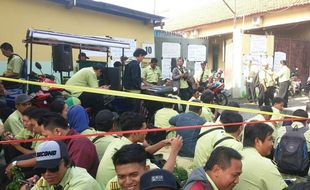 INFO TERKINI : Puluhan Kru Bus Trans Jogja Mogok Kerja dan Demo di Kantor Manajemen