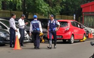 PARKIR SEMARANG : Pegawai Dishubkominfo Gembok Mobil Tuai Pujian Netizen