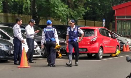 PARKIR SEMARANG : Pegawai Dishubkominfo Gembok Mobil Tuai Pujian Netizen