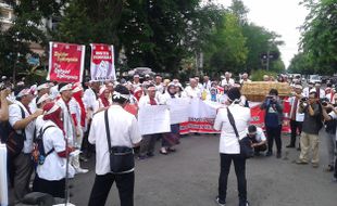 DEMO SOLO : Tuntut Reformasi Sistem Kesehatan, Ratusan Dokter Turun ke Jalan