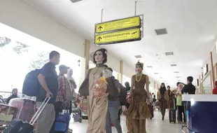 HARI BATIK : Fashion Show di Bandara Adisutjipto Sampaikan Batik Bisa Dipakai untuk Travelling