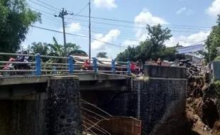 INFRASTRUKTUR SUKOHARJO : Sedang Direhab, Jembatan Bulu Ambrol