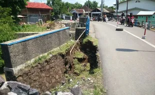 BERITA FOTO : Jembatan Bulu Ambrol, Lalu Lintas Dialihkan ke Sukoharjo