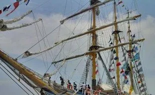 KRI Dewaruci Merapat di Tanjung Emas, Begini Kemegahannya...