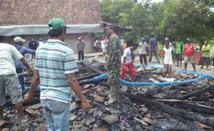 KEBAKARAN MADIUN : Tabung Gas Meledak, Pabrik Kerupuk di Madiun Ludes Terbakar