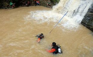 KECELAKAAN AIR :  Turunkan Regu Penyelam SAR Cari Mahasiswa Unnes di Sungai Segoro 