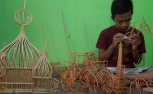 FOTO KERAJINAN SEMARANG : Dari Lidi Jadilah Miniatur Sepeda…