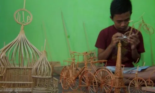 FOTO KERAJINAN SEMARANG : Dari Lidi Jadilah Miniatur Sepeda…