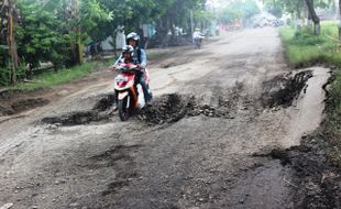 INFRASTRUKTUR SRAGEN : Tahun Ini 41 Jalan Rusak Bumi Sukowati Diperbaiki