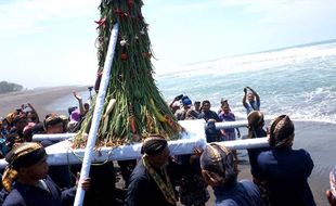 TRADISI KULONPROGO : Ribuan Orang Padati Labuhan Puro Pakualaman di Pantai Glagah