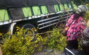 KECELAKAAN SEMARANG : 3 Truk Tabrakan Beruntun, Berjam-Jam Terperosok di Selokan