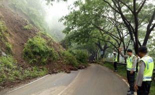 LONGSOR TRENGGALEK : Tebing Longsor, Jalan Trenggalek-Ponorogo Sempat Putus