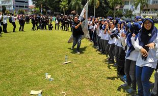 Mahasiswa UPN Veteran Jogja Sambut Wisudawan Ala Suporter Bola