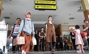 HARI BATIK NASIONAL : Angkasa Pura I Beri Kejutan Penumpang di Bandara