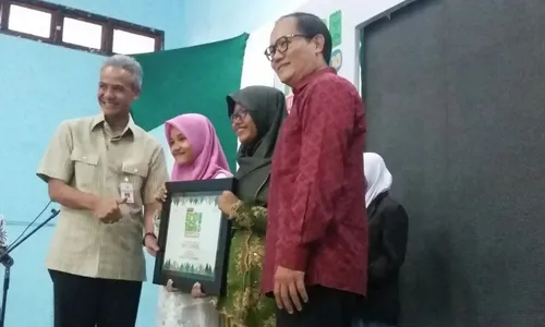 Toyota Eco Youth Jadi Ajang Pamer Paving Electric Siswi SMAN 2 Semarang