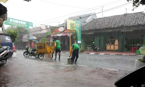 Hujan Melanda Sejumlah Wilayah, Musim Penghujan Tiba Lebih Awal?