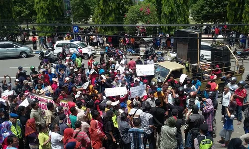 DEMO PONOROGO : DPRD: PKL Takkan Direlokasi Hingga Ada Kesepakatan