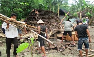 BENCANA GUNUNGKIDUL : Pohon Timpa Rumah, 2 Warga Terluka, Salah Satunya Balita