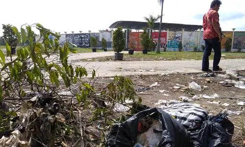 Manunggal Fair Usai, Sampah Bertebaran di Stadion Cangkring dan Rumput Rusak