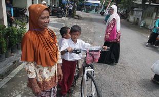 Kebahagiaan Mbah Mitro Usai Menerima Sepeda dari Jokowi, Ini Untuk Cucu