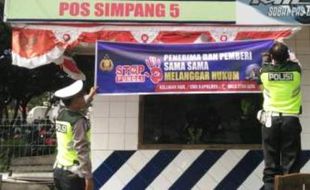 PUNGLI POLISI : Polres Grobogan Pamerkan Spanduk Anti Pungli